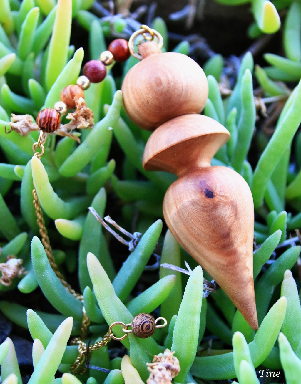Bijoux en Bois et en Pierres à Charlieu dans La Loire Made in France. 

