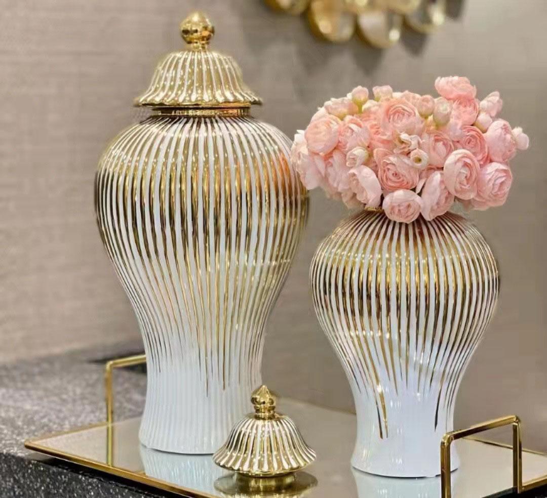 F8- Vase