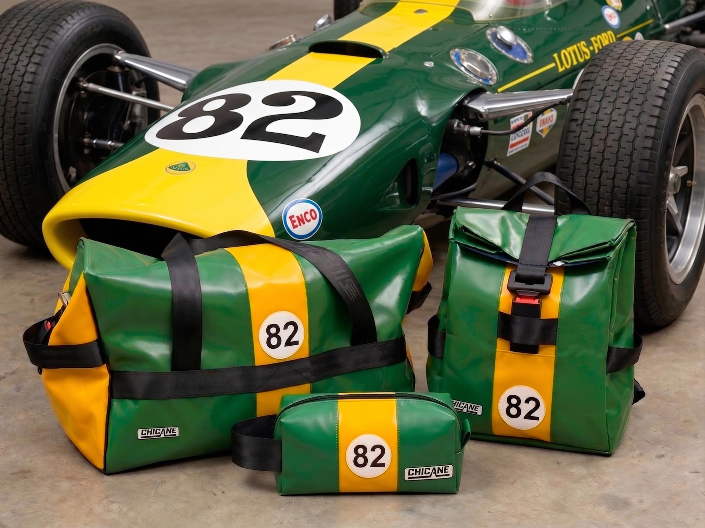 Racing Green : L'élégance du British Racing Green et du jaune, inspirée de la Lotus 49.