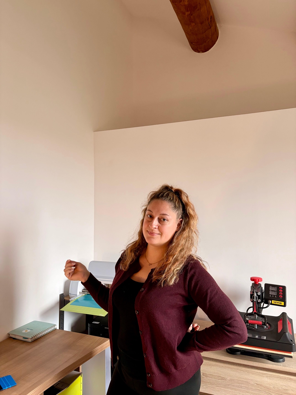 Julie, créatrice derrière Giannova, dans son atelier du Vaucluse, personnalisant des sacs et accessoires à la main