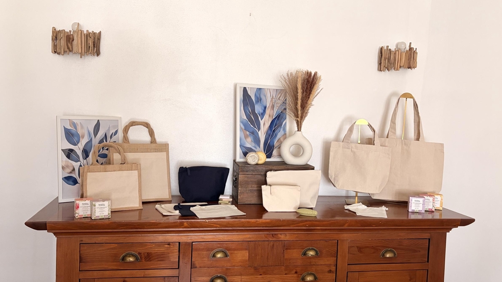 Accessoires personnalisés et cosmétiques français.
Retrouve pleins de sac et accessoires unique a personnalisé et des savons Rampal latour.