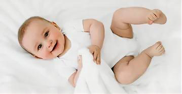 De jolis trouvailles pour bébé, doudous, couvertures, langes, chaussons, capes de bain, bavoirs et autres accessoires