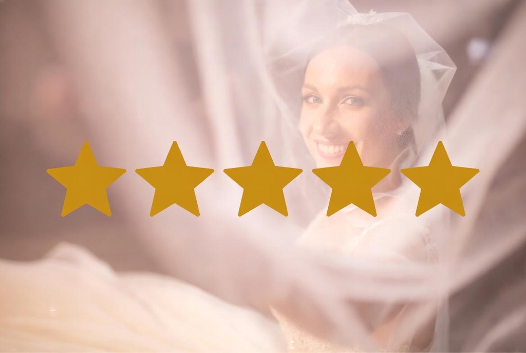 5 étoiles Google dorées avec une mariée heureuse en robe de mariée – Avis clients Maryline Devaux à Fréjus