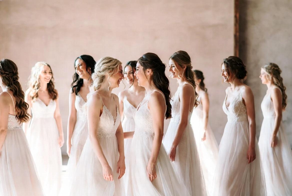 Mariées heureuses dans leurs robes de mariée simples et joyeuses – Galerie Mes Mariées Maryline Devaux Fréjus