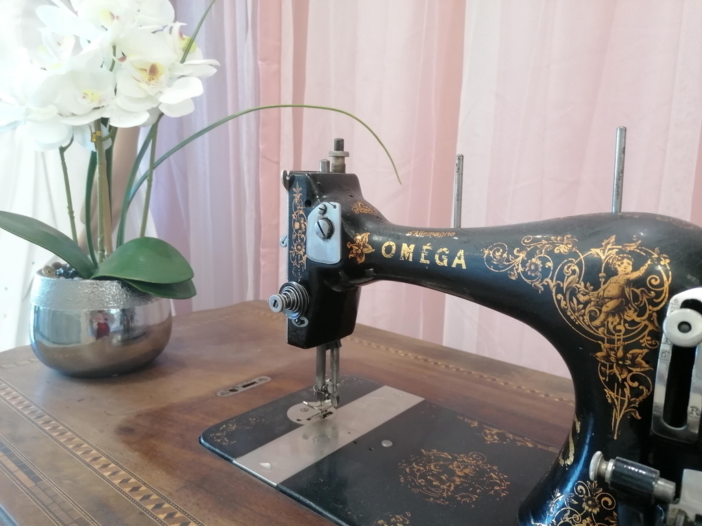 Machine à coudre Oméga dans la famille depuis plus de cent ans, elle se transmet de génération en génération de couturière