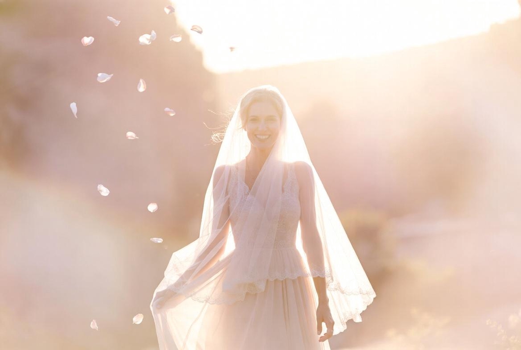 Mariée radieuse portant une robe de mariée simple et joyeuse à Fréjus – Maryline Devaux, robes de mariée accessibles et pleines de bonheur depuis 20 ans