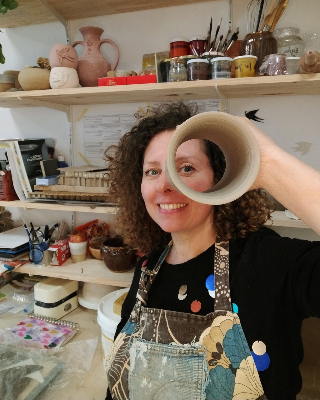 Irene Liberati céramiste formatrice en tournage à Lyon et créatrice de la marque IRA ceramics