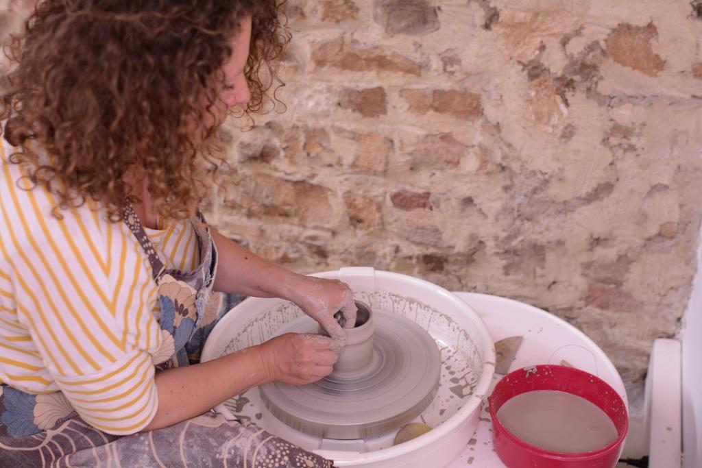 Irene, en train de tourner un cylindre