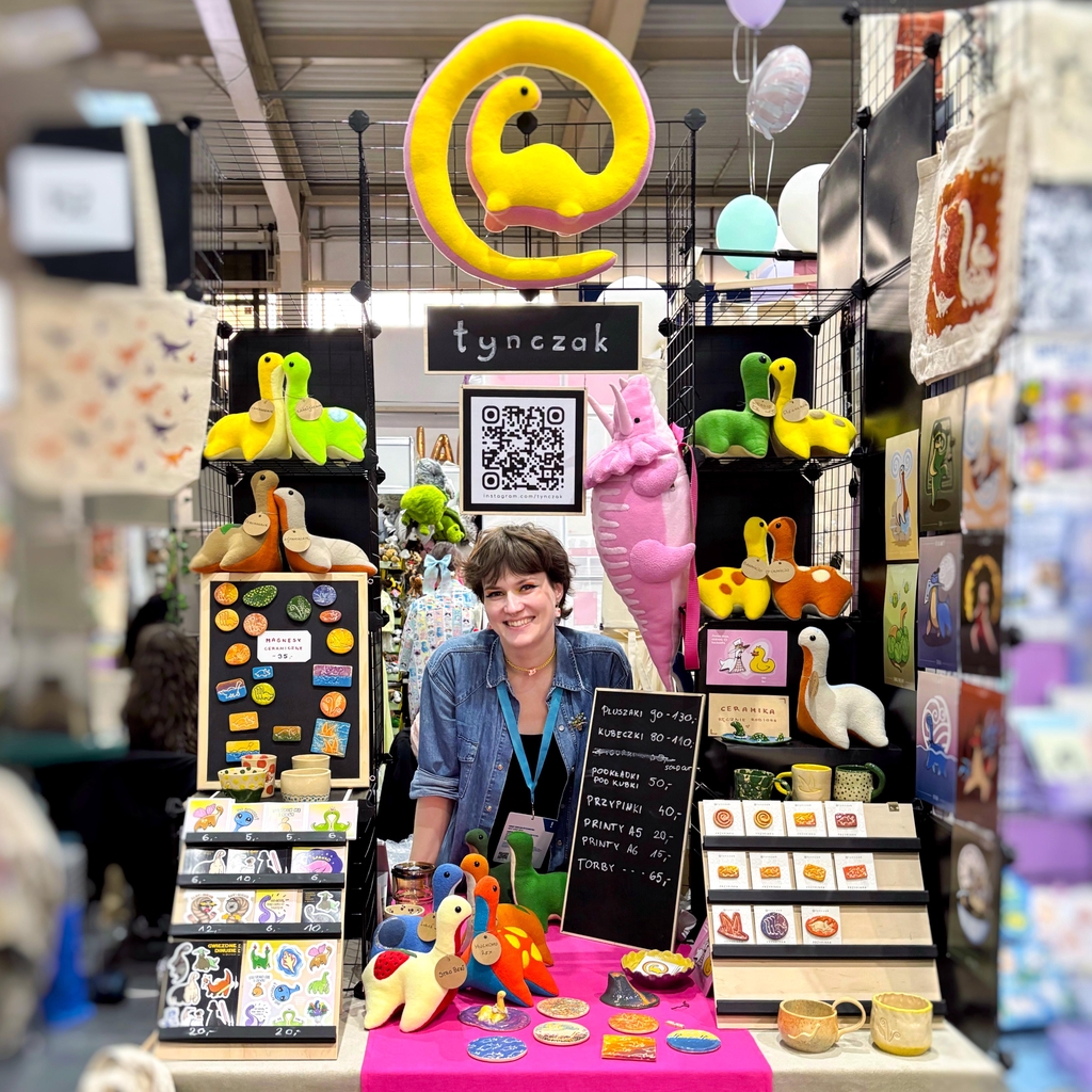 Tynczak, autorka produktów na stoisku targowym w trakcie Pyrkonu 2024