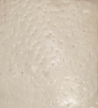 La collection Autruche met en valeur l'épaisseur et le grain poreux de cette coquille d'oeuf naturelle, effet martelé.