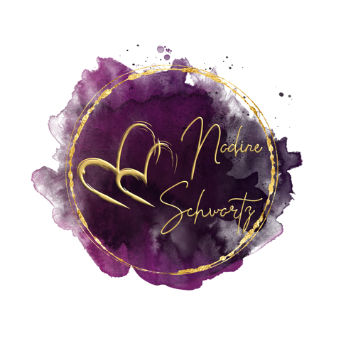 Logo von Nadine Schwartz. Goldener Kreis um zwei goldene Herzen und und den goldenen Schriftzug Nadine Schwartz auf einem lilafarbenen Farbklecks.