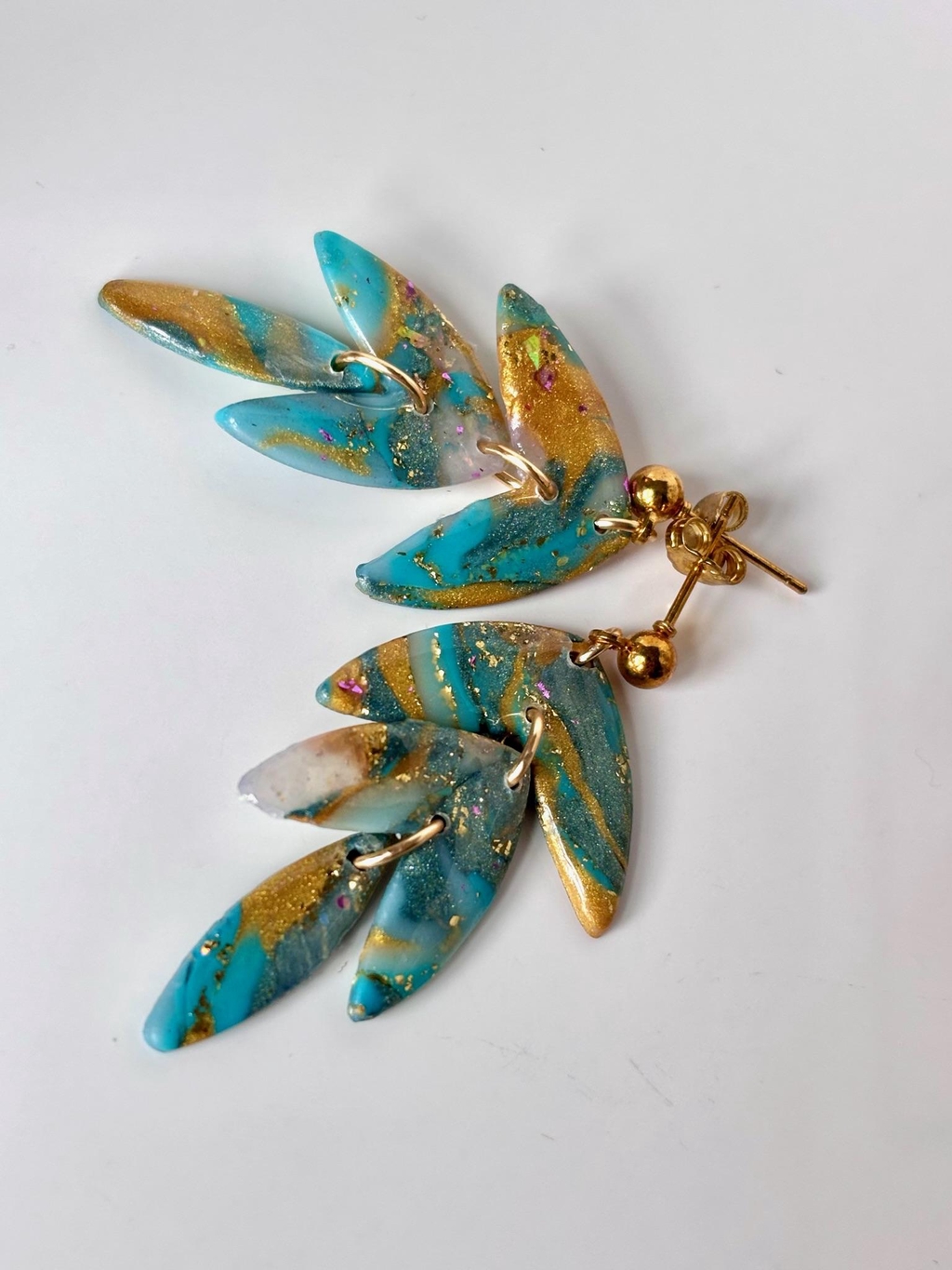 Collection inspirée de la magie des lagons où les eaux scintillantes reflètent la lumière des astres et où les chevelures des sirènes brillent sous la lune.