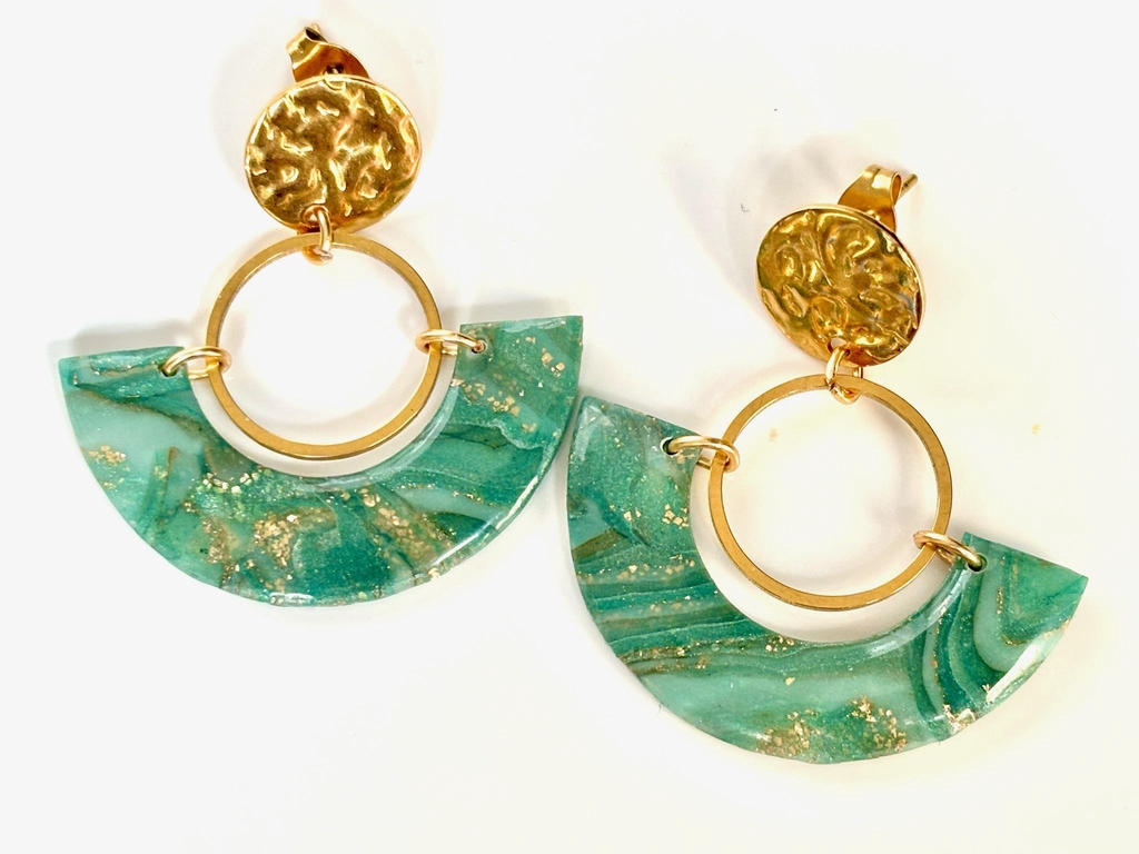 Collection inspirée des couleurs d’un jardin, un matin de printemps où l’on peut voir la lumière du soleil percer à travers les feuillages naissants vert luisant.