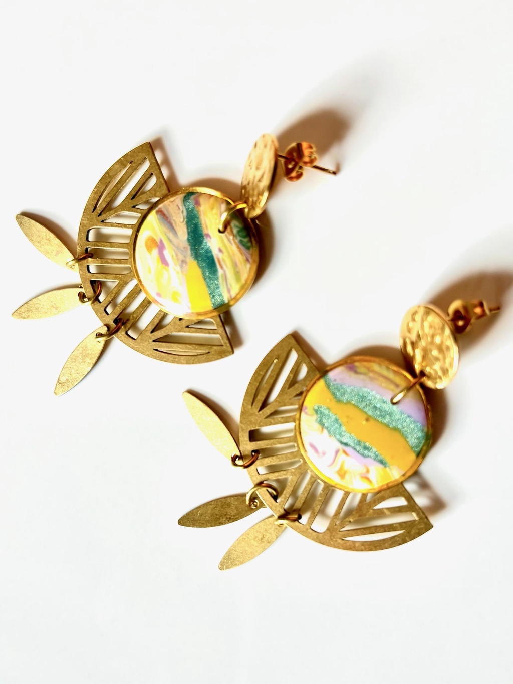 Collection inspirée du fleuve Amazone et ses couleurs vibrantes, de la Canopée et des ses habitants. Des percées de lumière à travers le feuillage dense de la jungle et ses serpents.