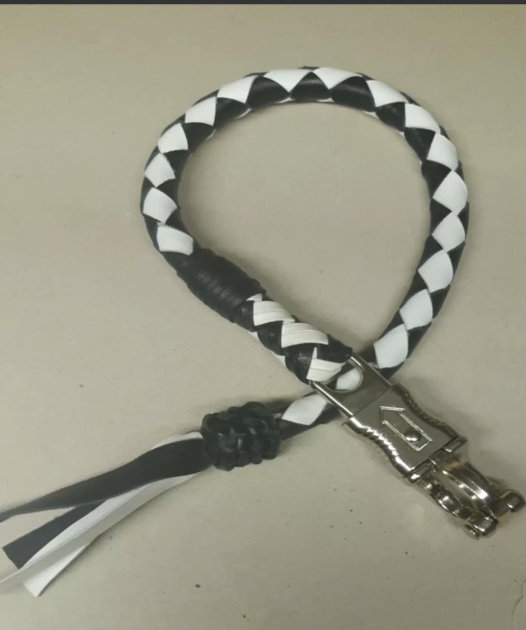 - Accroché à votre levier, embrayage il apportera une personnalisation unique à de votre moto, mais il permet également d’éviter que d'autres usagers de la route ne roulent trop prêt de vous.





- Accoche panique en métal sur un clip à dégagement rapide, en le tirant rapidement vers le bas, le fouet peut être détaché instantanément.

Laniere tresser en cuir .