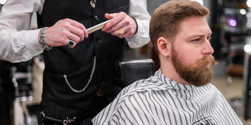 Willkommen im RoJ Barber Shop in Ulmen, Ihrem professionellen Herrenfriseur für moderne Haarschnitte, Bartpflege und klassische Rasuren. Wir bedienen Kunden aus Ulmen, Cochem, Daun, Kaisersesch, Mayen, Zell (Mosel), Wittlich, Lutzerath und Umgebung.