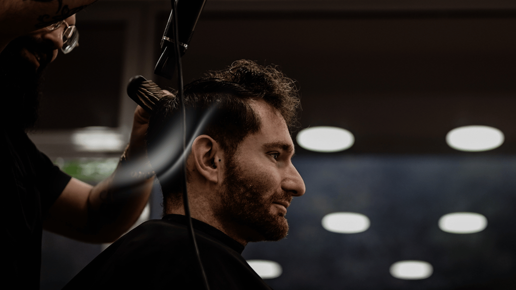 Willkommen im RoJ Barber Shop in Ulmen, Ihrem professionellen Herrenfriseur für moderne Haarschnitte, Bartpflege und klassische Rasuren. Wir bedienen Kunden aus Ulmen, Cochem, Daun, Kaisersesch, Mayen, Zell (Mosel), Wittlich, Lutzerath und Umgebung.