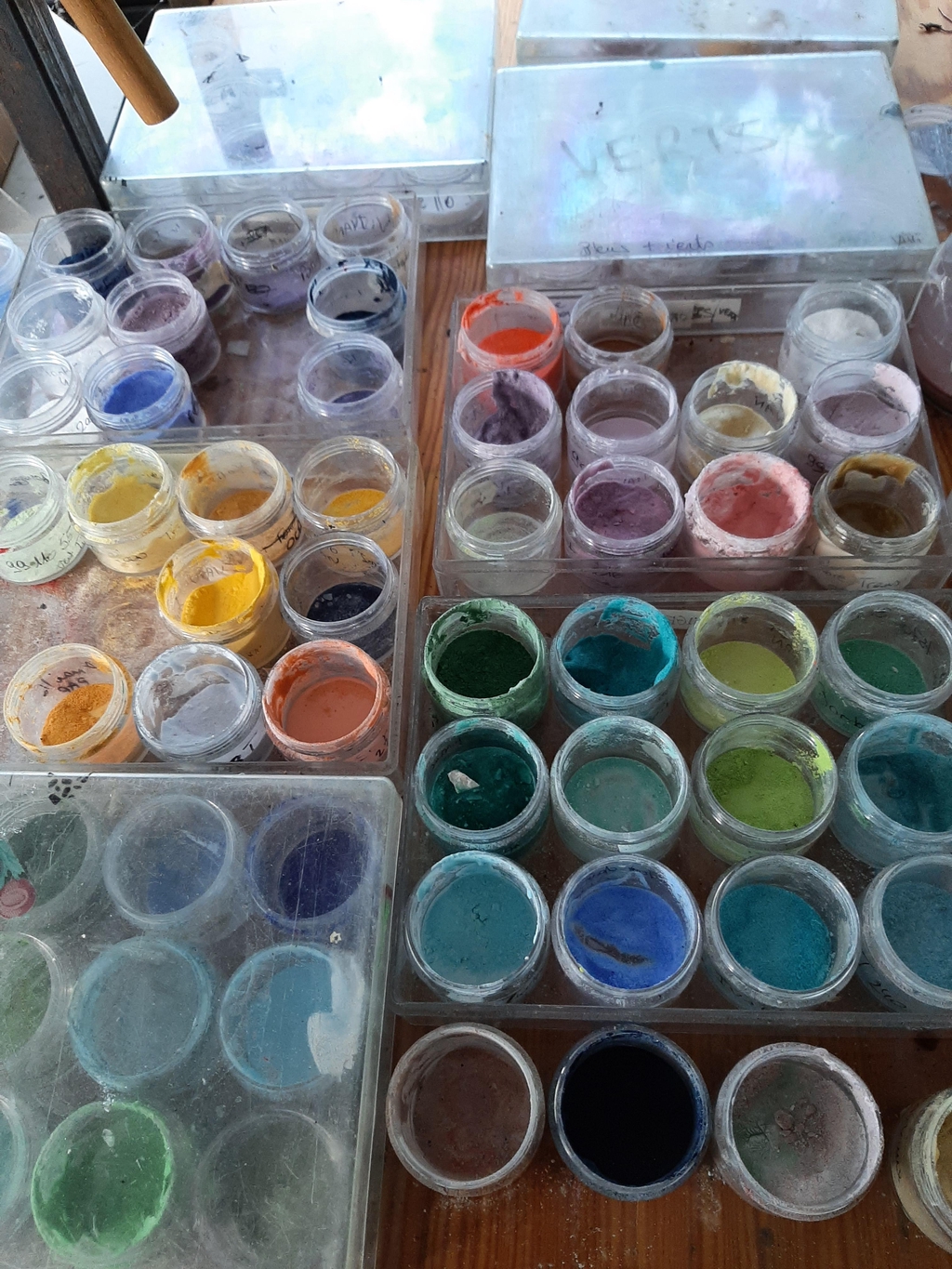 Des émaux sur cuivre opaques et transparents - la cuisson se fait entre 830°C et 850°C
Chaque pièces nécessite au moins 3 cuissons. Parfois 5,6,7 en fonction du rendu souhaité. Entre chaque cuisson il y a un temps de séchage de l'émail appliqué qui peut aller jusqu'à 12h.