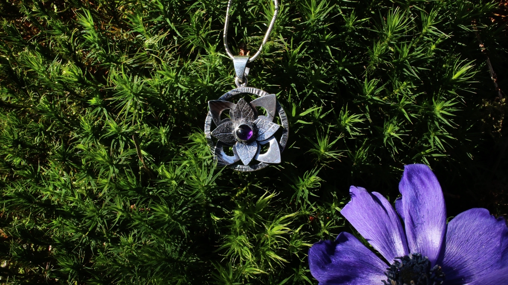 Pendentif argent et améthyste
Design floral et spirituel  