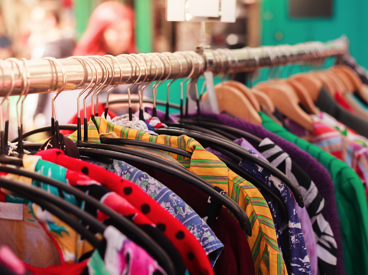 Collection d'articles de marques et vintage de seconde main