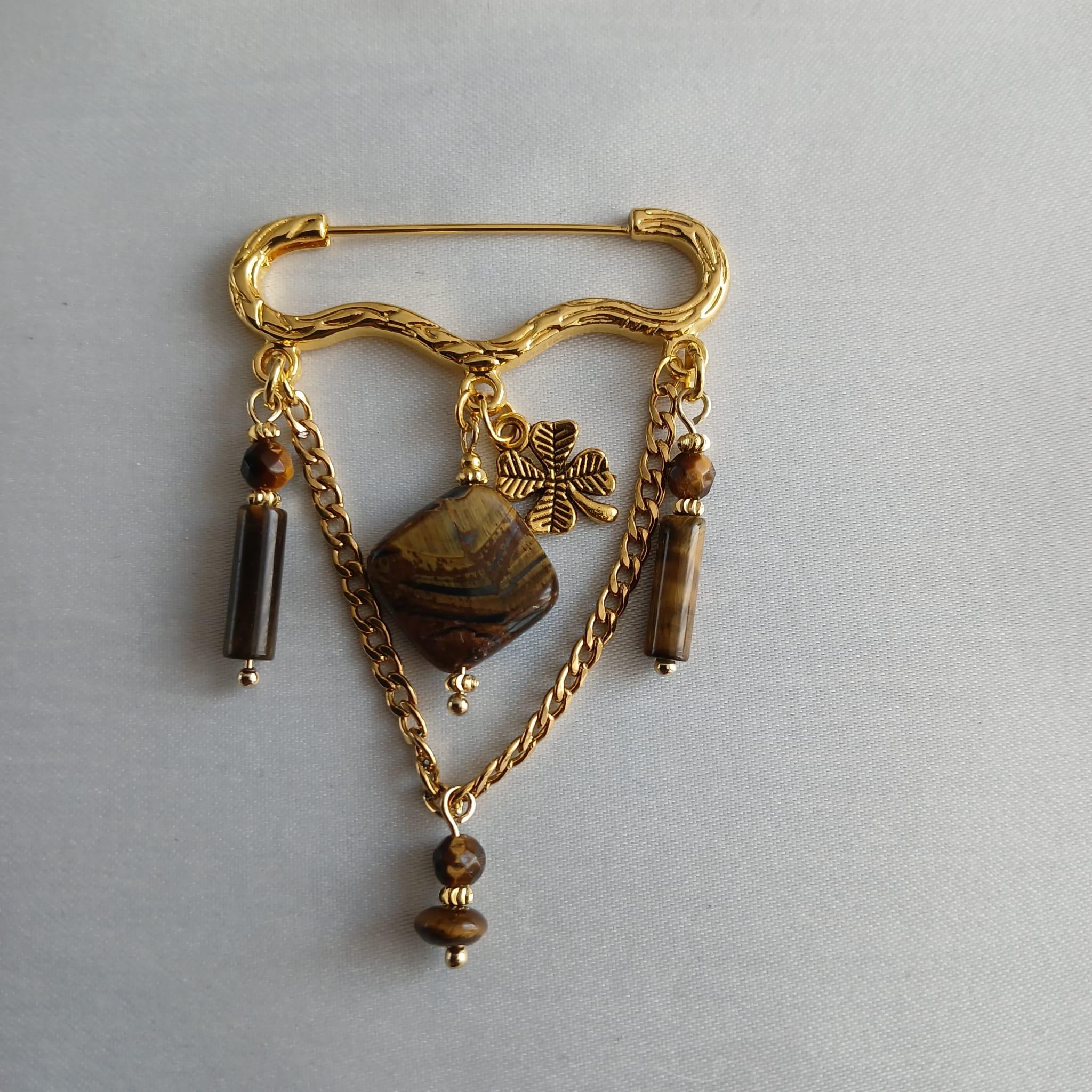 Broches met edelstenen