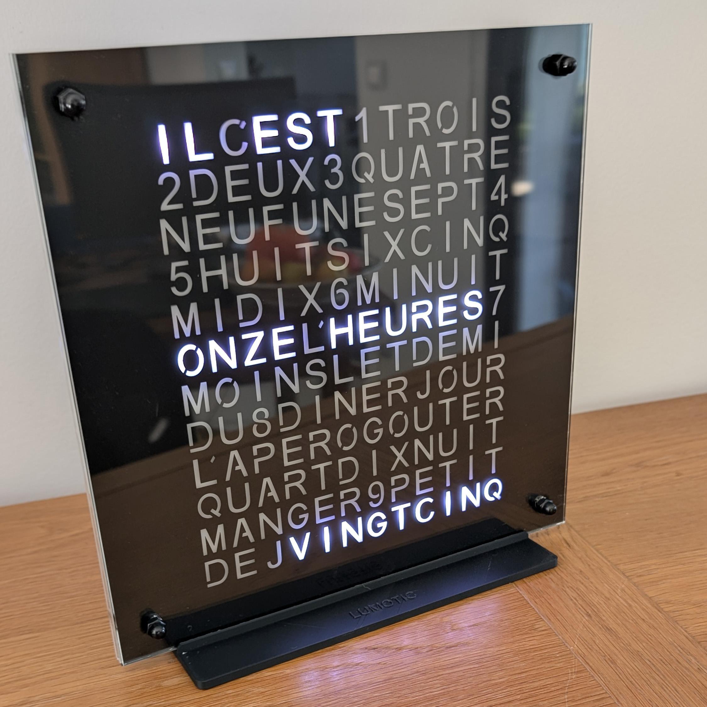Horloge à mots à poser LUMO DESIGN, un cadeau déco pour la maison et unique