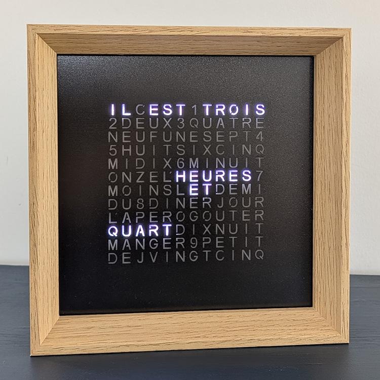 Horloge à mots à poser LUMODESK, un horloge déco pour le bureau et espace de travail