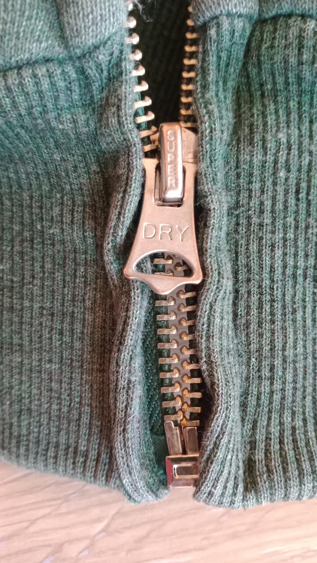 Profitez du BONUS Réparation Refashion 
Sur les réparations ( fermetures éclairs, doublures de manteaux ou veste, vêtements troués, déchirés ou décousus)
-5€...-15€...-25€ !!!