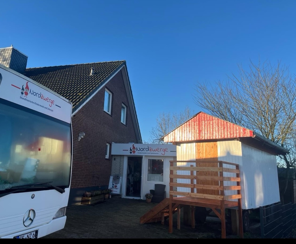 Taucht ein in eine fröhliche bunte Welt der skandinavischen Kindermode, Damenmode, Accessoires und Lifestyle!