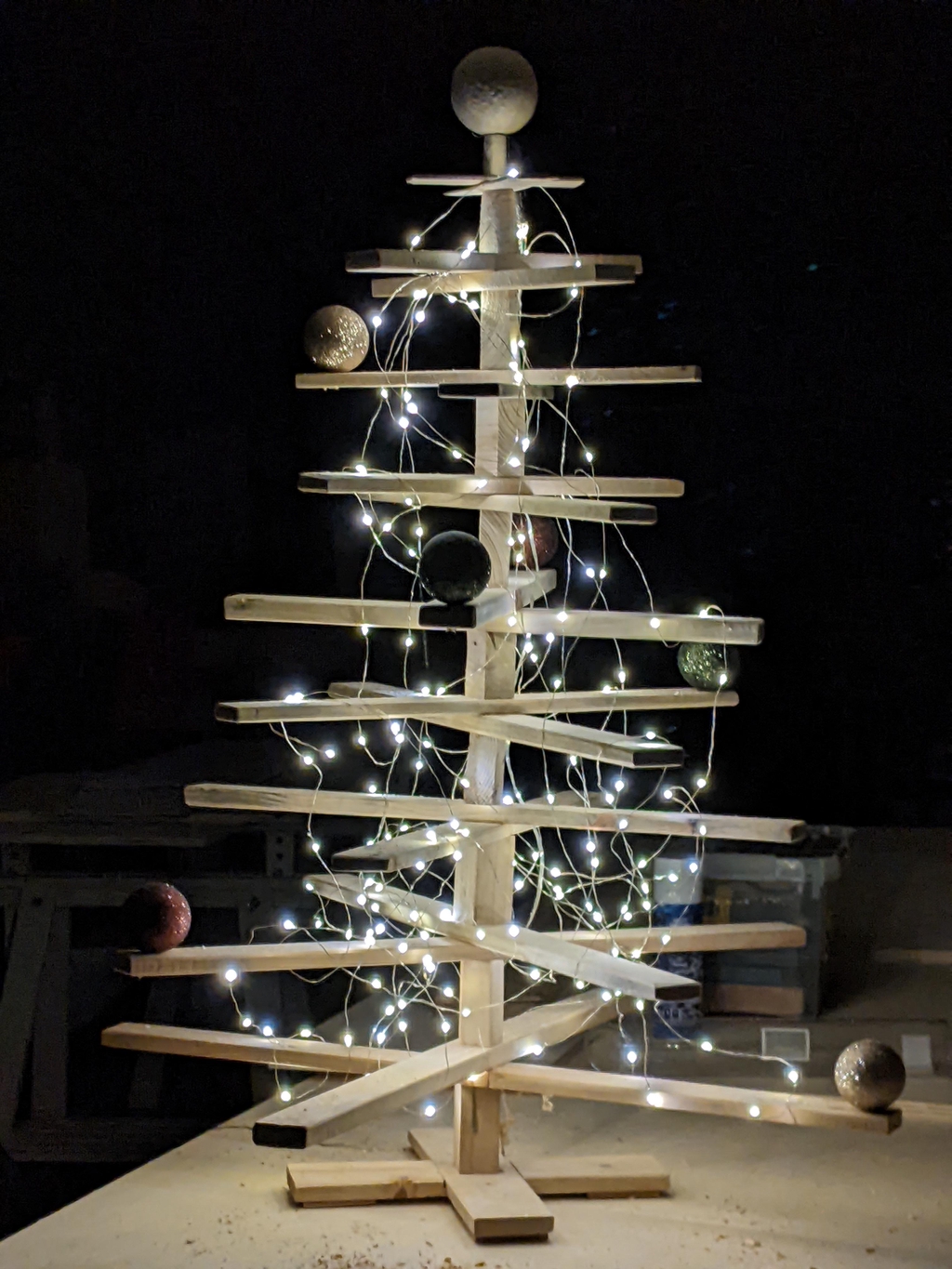 L'atelier Xavier Delaporte ébéniste, crée des objets de décoration en valorisant dans le même temps ses chutes de bois.