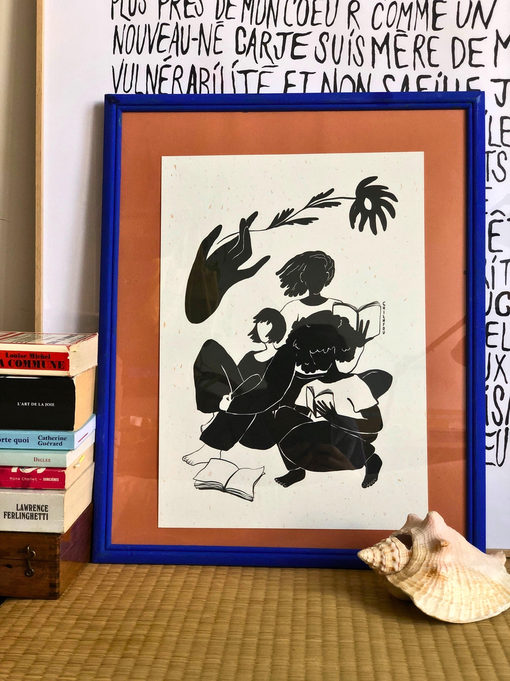 Affiches en couleur en 3 tailles superposées. Le dessin représente des lecteurices dans des tons chauds. Ils et elles sont très resséré.e.s et partagent leurs lectures