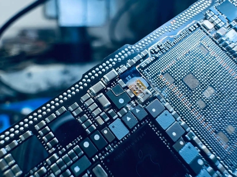 Unsere Dienstleistungen
🔧 Reparaturen auf Bauteilebene (SMD & Micro-Löttechnik)
Mit modernster Ausrüstung und mikroskopischer Präzision reparieren wir feinste elektronische Bauteile.
Egal ob kaputte ICs, gebrochene Leiterbahnen, Kurzschlüsse oder Thermodamage – wir bringen Ihr Gerät wieder zum Leben.

🖥️ Mainboard-Reparaturen – kostengünstig statt teuer ersetzen
Viele Hersteller tauschen komplette Platinen aus – wir reparieren sie.

Unsere Leistungen:

Chip-Reballing & AustauschReparatur von SpannungsversorgungenDiagnose bei Boot-FehlernAustausch beschädigter Stecker & Ports

💧 Wasserschaden? Kein Problem.

Wir retten Geräte auch nach Flüssigkeitsschäden:

Professionelle EntkorrosionAustausch betroffener BauteileDatenrettung trotz Feuchtigkeit


💥 Stoß- & Fallschäden – Wiederherstellung statt Wegwerfen

Ob Sturz, Stoß oder mechanischer Schaden – wir reparieren, was möglich ist. Häufig können wir Geräte retten, die als "unreparabel" eingestuft wurden.

📁 Datenrettung für Smartphones, Laptops, Tablets, Drone, Server, & SSDs

Auch wenn das Gerät nicht mehr startet, können wir Daten oft rekonstruieren.
Wir bieten:
Chip-Off DatenrettungNAND/Flash RecoveryMainboard-Level Data Extraction

💡 Warum wir die richtige Wahl sind

✔ Reparaturen auf Bauteilebene
✔ Hohe Erfolgsquote
✔ Faire Preise & klare Kommunikation
✔ Schnelle Diagnose
✔ Express-Service möglich
✔ Keine Reparatur – keine Kosten (optional, wenn du willst)

📦 Ablauf Ihrer Reparatur
Gerät einsenden oder vorbeibringen Kostenlose Diagnose / Kostenvoranschlag Reparatur nach Freigabe Versand oder Abholung Garantie auf die durchgeführten Arbeiten

⭐ 2. PRODUKT- & DIENSTLEISTUNGSSEITEN
SMD-Reparatur
Austausch von ICs, Chips & ControllernReballingReparatur feiner LeiterbahnenBGA-Reparaturen Ideal für: Smartphones, Konsolen, Tablets, Laptops, Steuergeräte
Mainboard-Reparatur
KurzschlussanalyseFehlerdiagnose mit ThermokameraAustausch defekter BauteileReparatur von Stromkreisen Geeignet für: iPhone, MacBook, PC-Mainboards, Konsolen, Industrieplatinen

Wasserschaden Reparatur
UltraschallreinigungEntfernen von KorrosionAustausch betroffener ChipsDatenrettung bei nicht startenden Geräten

Stoß-/Fallschaden
Reparatur mechanischer BeschädigungenAustausch verbogener oder gebrochener KomponentenMainboard-Level Fixes
Datenrettung
Chip-OffForensische AuslesungLogische DatenrettungFlash/SSD Rekonstruktion


