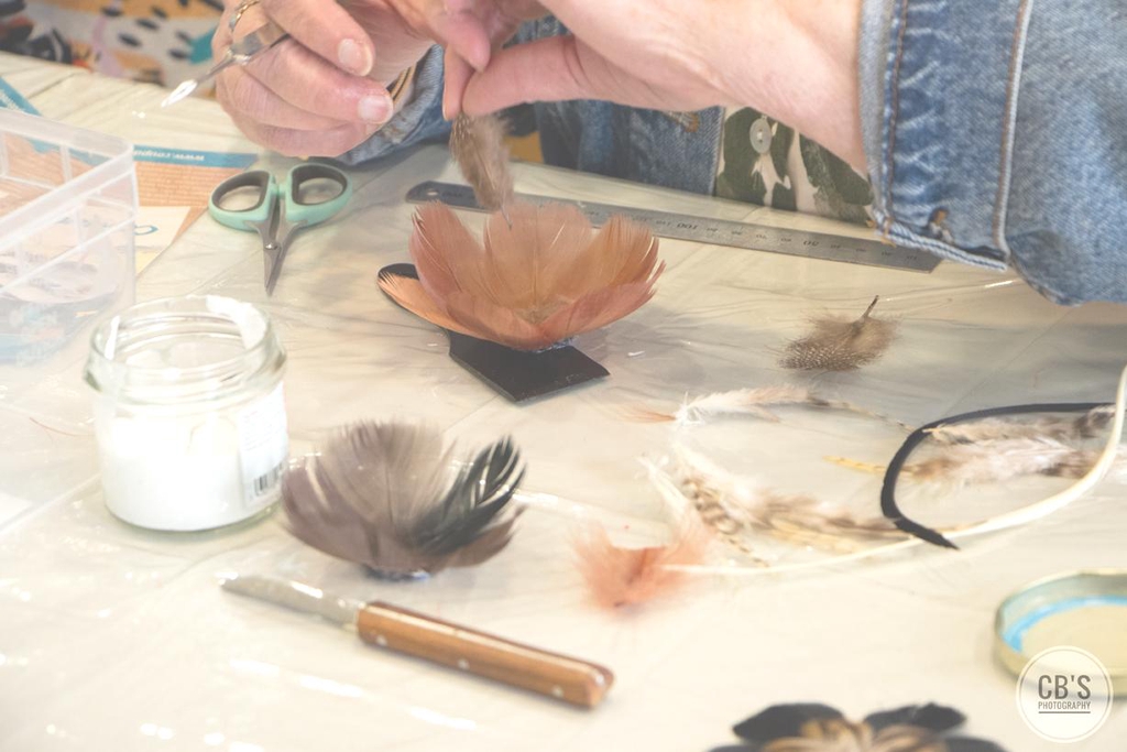 Plumes & savoir-faire – Bijoux artisanaux et décoration par une artisane d’art plumassière