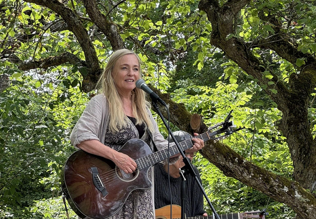 Annika Fehling spelar gitarr och sjunger på bilden