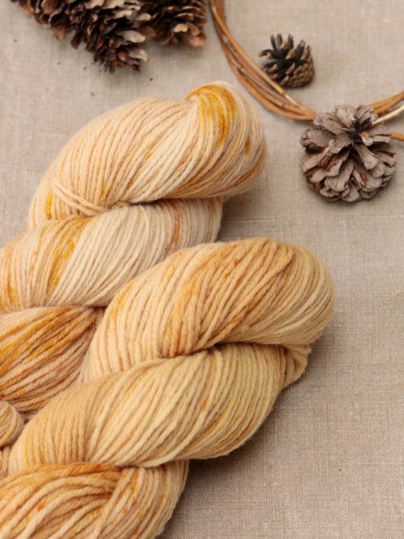 Écheveau de laine mérinos de grosseur "Sport" de 100 grammes pour 267 mètres de couleur nuancée orangée teintée à la main avec des plantes