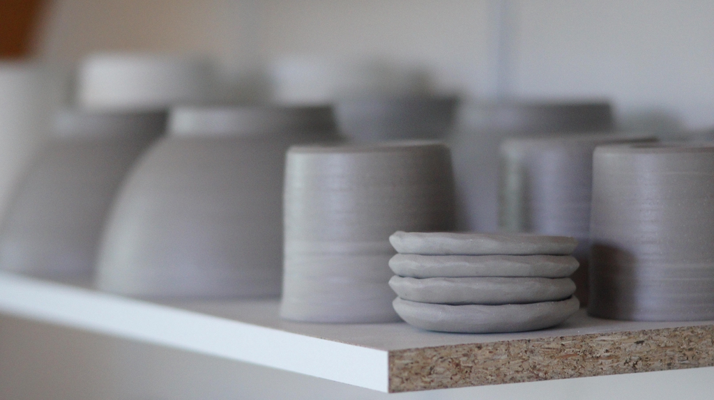 pot en terre grise sur une etagere