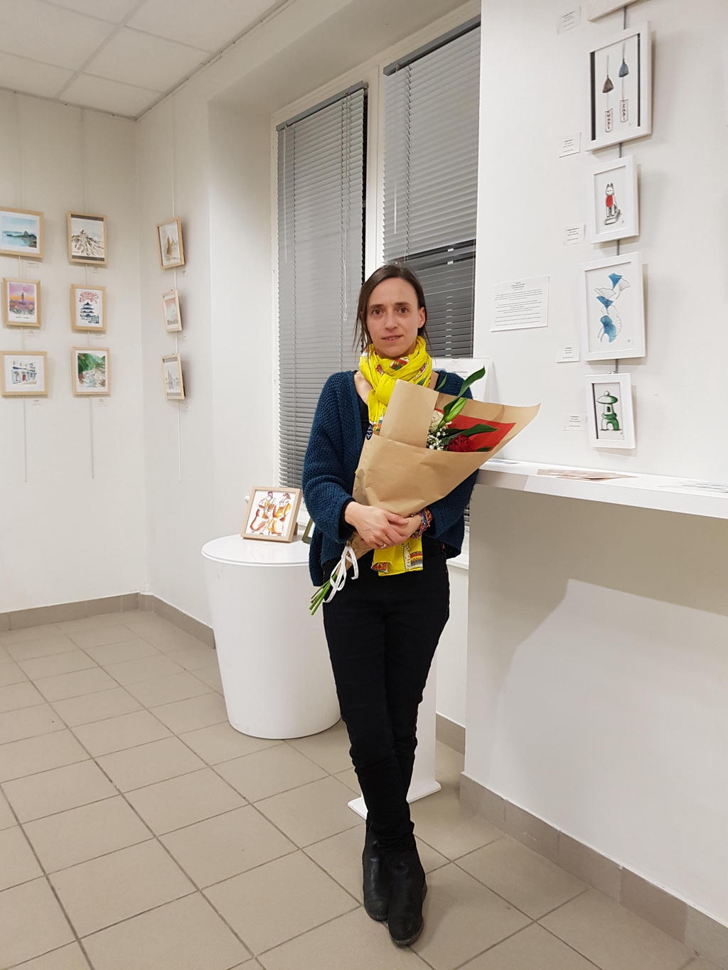 Artiste peintre de Nantes lors d'une de ses expositions sur le thème du voyage