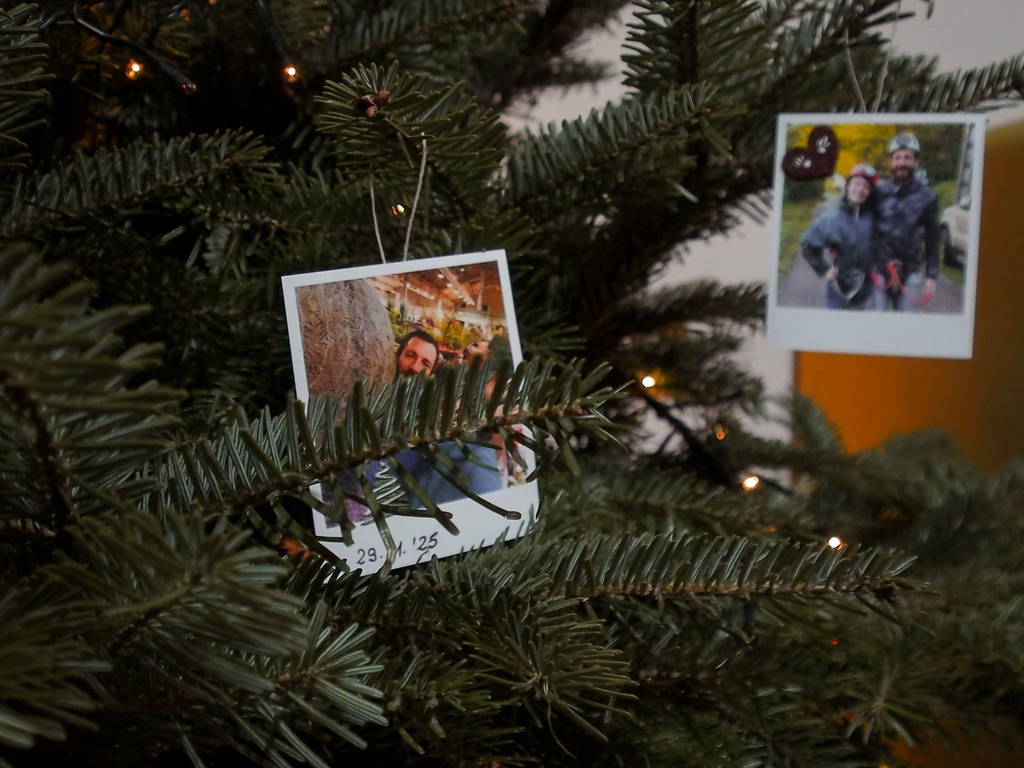 Une petite photo façon Polaroid, imprimée puis brodée à la main avec un motif doux et poétique. Une pièce unique à suspendre au sapin grâce à son petit ruban, pour garder près de soi un moment précieux.

Chaque souvenir est réalisé à partir de ta propre photo et brodé délicatement, point après point, pour transformer ton émotion en objet tangible.