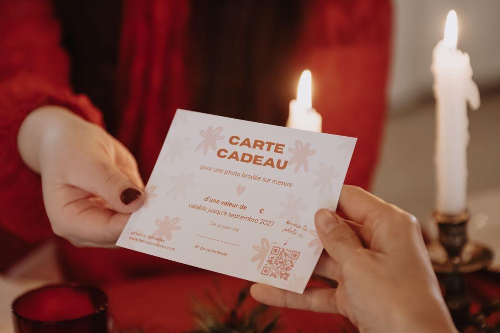 Offrez une carte-cadeau pour une photo brodée à la main. Cadeau sur-mesure, PDF en 48h, valable 3 mois. Idéal mariage, naissance ou souvenir unique, cadeau de Noël.
