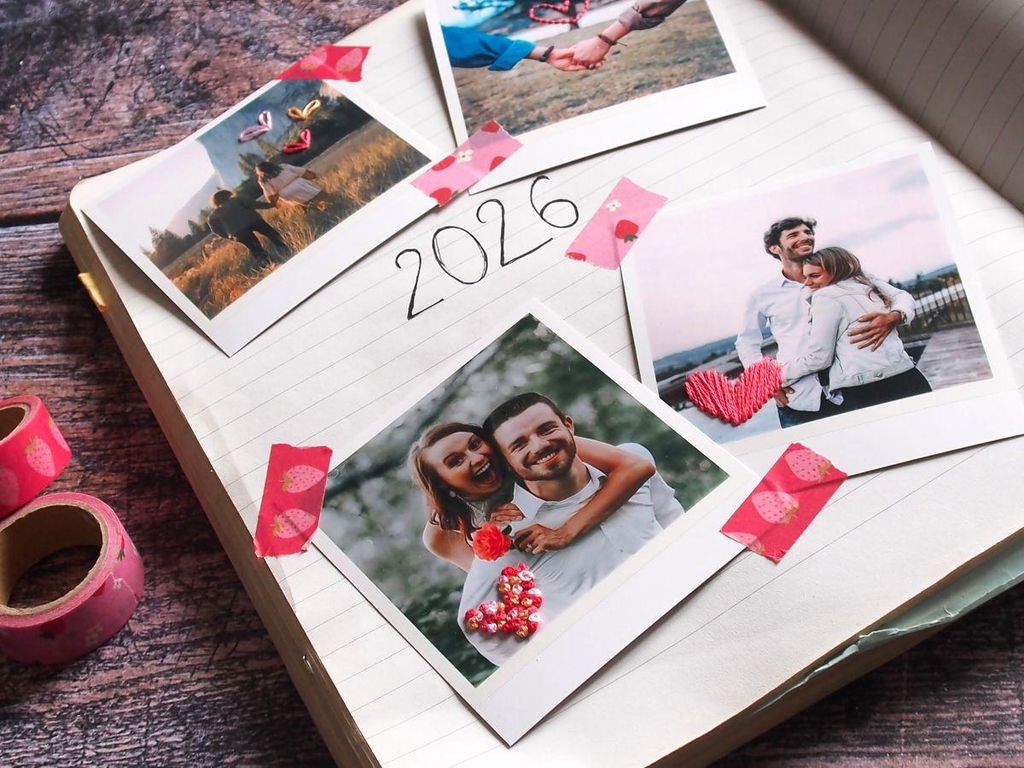 Une petite photo façon Polaroid, imprimée puis brodée à la main avec un motif doux et poétique. Une pièce unique à offir pour la St. Valentin, pour garder près de soi un moment précieux.

Chaque souvenir est réalisé à partir de ta propre photo et brodé délicatement, point après point, pour transformer ton émotion en objet tangible.