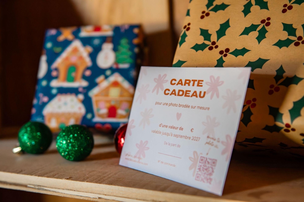 Offrez une carte-cadeau pour une photo brodée à la main. Cadeau sur-mesure, PDF en 48h, valable 3 mois. Idéal mariage, naissance ou souvenir unique, cadeau de Noël.
