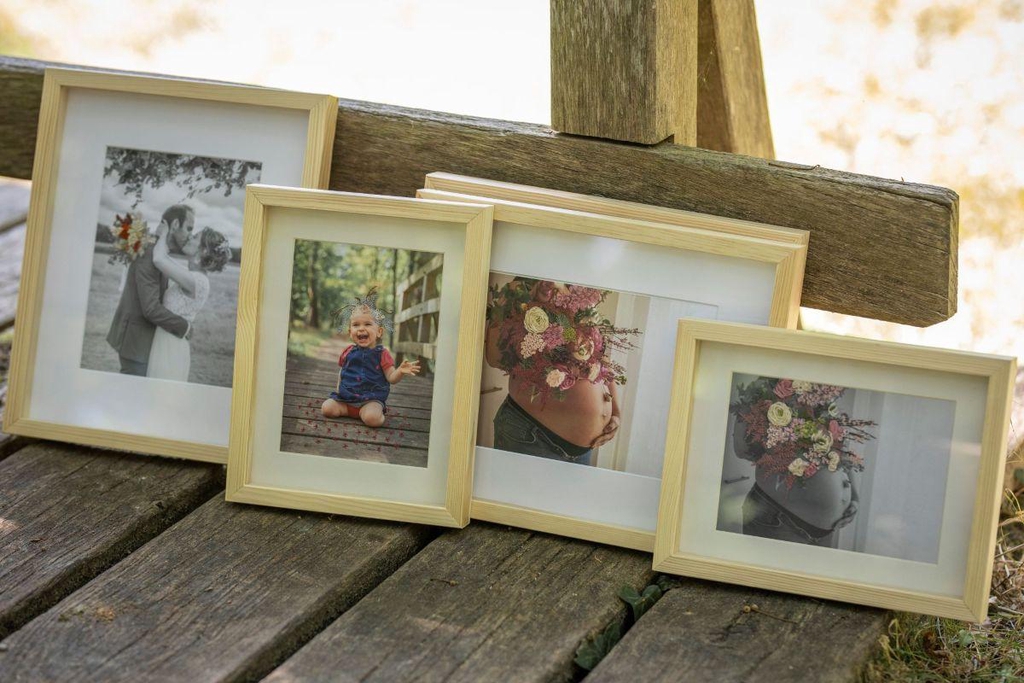 Ensemble de photos brodées encadrées dans une forêt. Hestia broderies - broderies artisanales à la main.