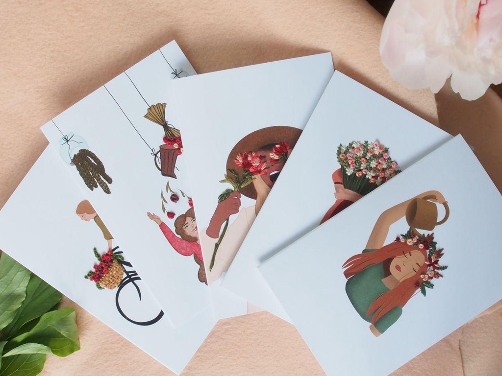 Création artisanale de broderie florale sur papier – Hestia Broderies.
Cartes fleuries faites main posées sur une table.
Vue d’ensemble des produits de broderie et de papeterie.