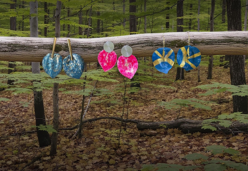 Pendientes de semillas artesanales hechos a mano en Tenerife, colgantes de semillas, joyas naturales – colección Latidos de un árbol de Jacaranda del Teide. ligeros y en acero inoxidable

