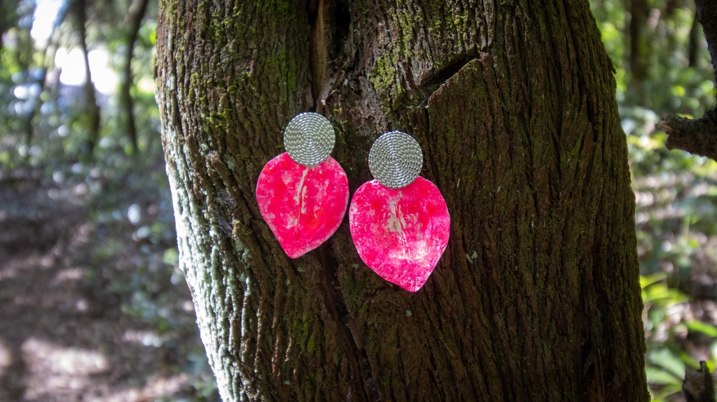 Pendientes de semillas artesanales hechos a mano en Tenerife, colgantes de semillas, joyas naturales – colección Latidos de un árbol de Jacaranda del Teide. ligeros y en acero inoxidable

