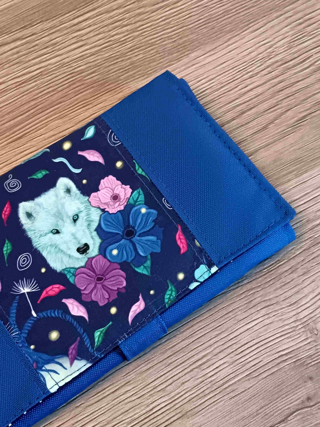 Photo d'un compagnon bleu cousu par Les Couseries de Sév motif loup