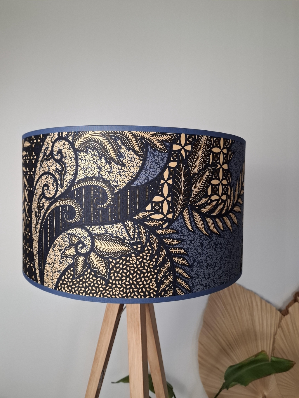 Handgemaakte lampenkappen met Indonesische batikprint.