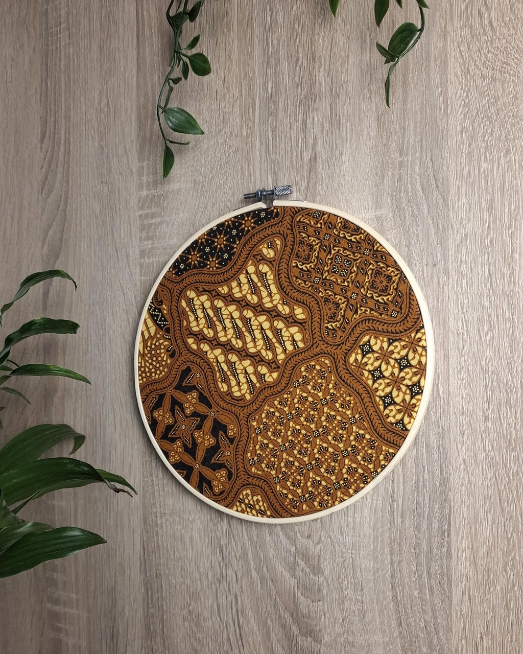 Handgemaakte wanddecoraties met Indonesische batikprint. 