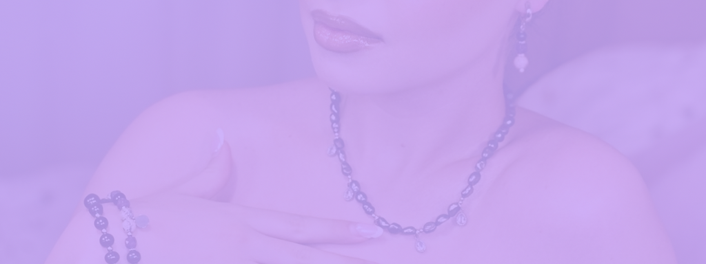 Nasza kolekcja biżuterii z kamieni naturalnych oferuje nie tylko wyjątkowy wygląd, ale także wiele korzyści dla Twojego ciała i umysłu. Każdy nasz produkt to unikalne połączenie estetyki i naturalnej mocy kamieni, które mogą przynieść wiele korzyści.