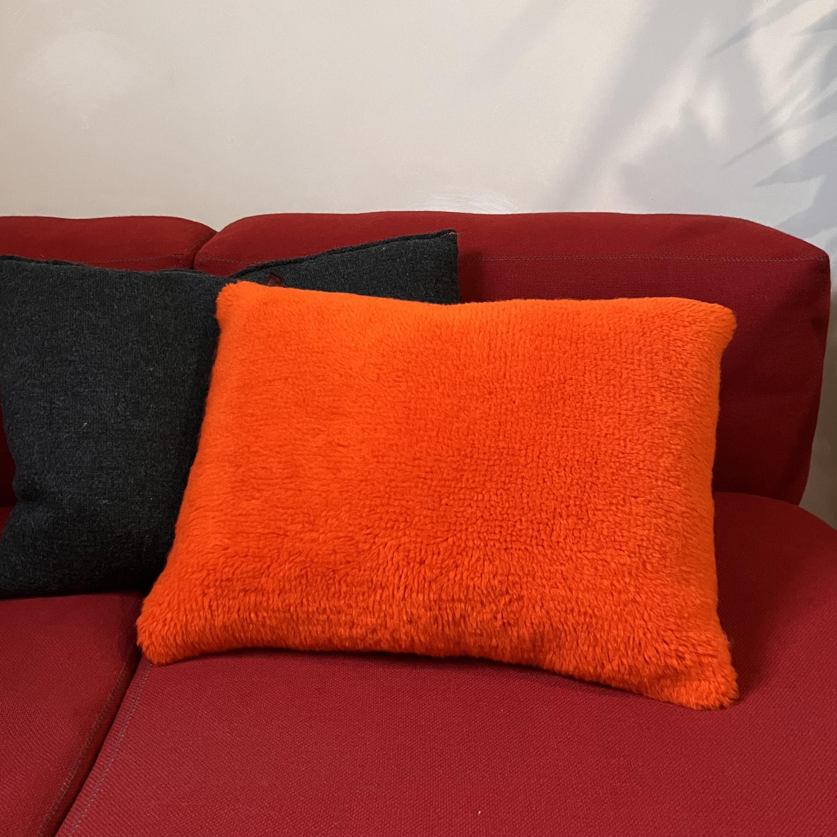 Oranje knuffelkussen